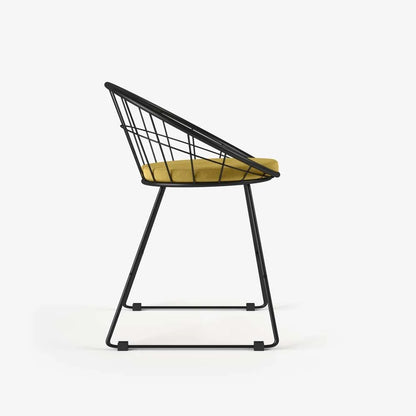 Chaise en métal noir et velours jaune moutarde