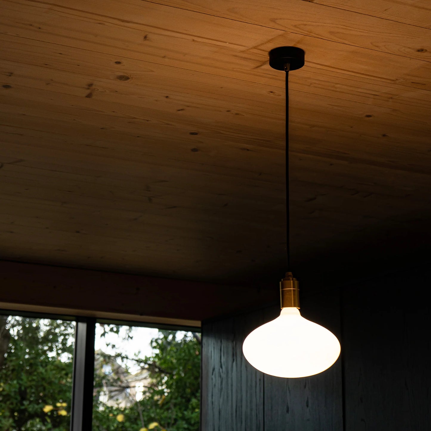 Oval II E27 Dim-to-Warm LED Bulb
