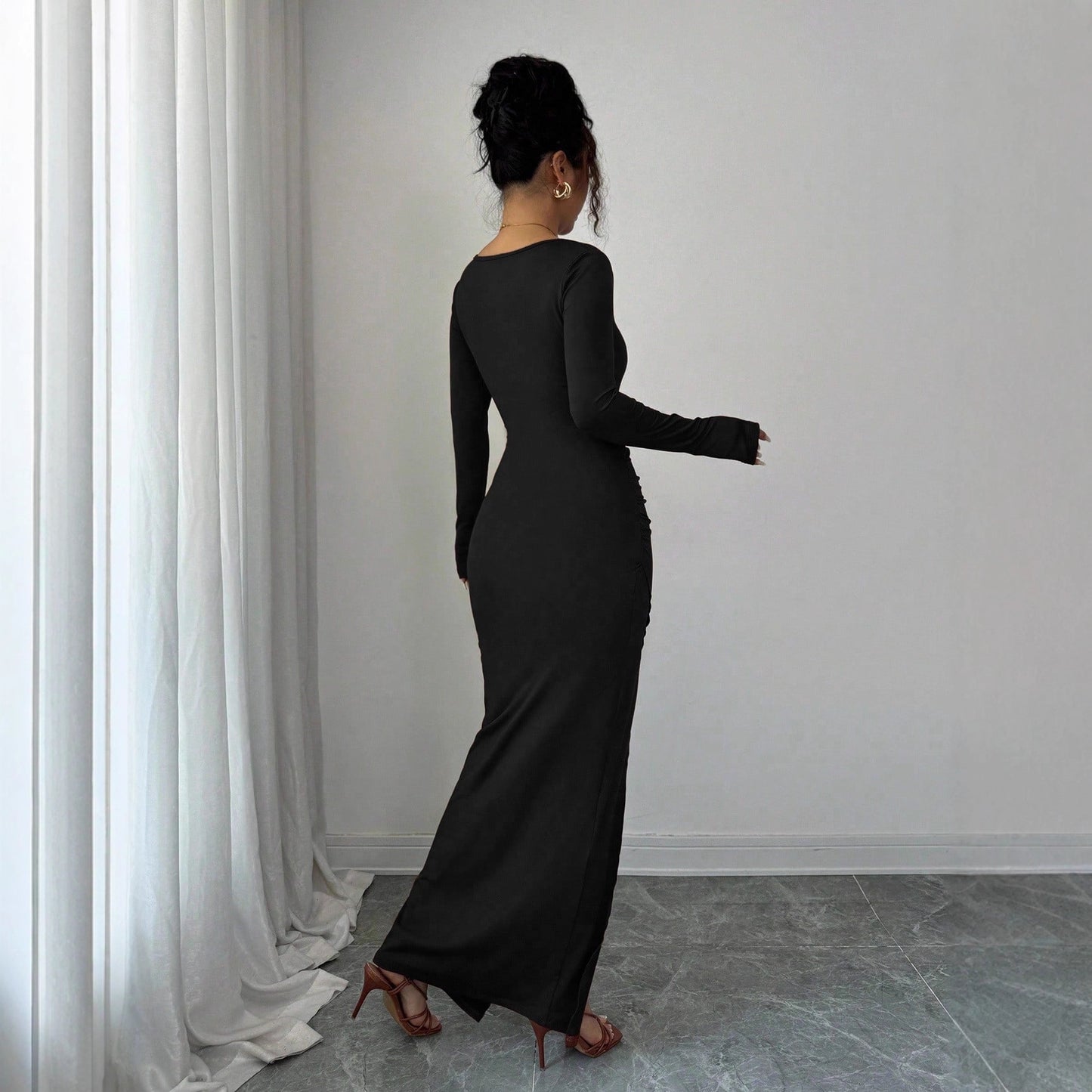 Robe Ajustée Élégante "Silhouette"