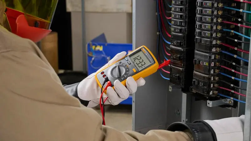 Fluke 15B+ Digital Multimeter, CAT III 600V, 1000V AC/DC, 10A Current, Voltage/Resistance/Continuity/Capacitance Tester