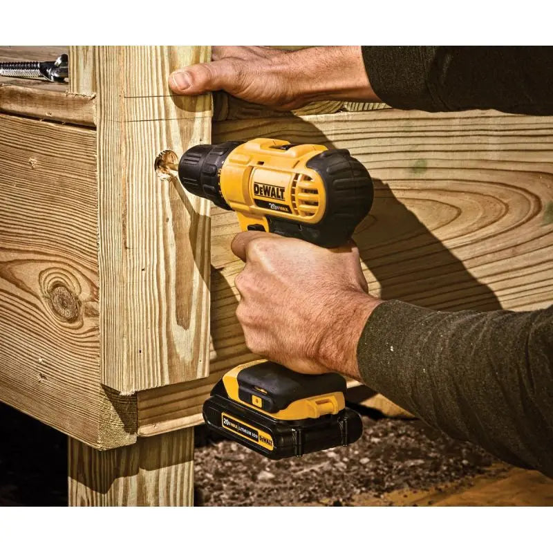 DW 20V MAX Lithium-Ion Cordless Drill Kit