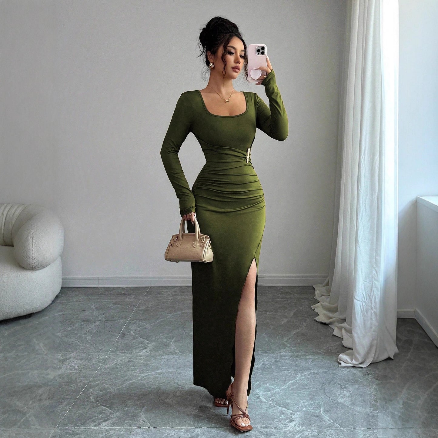 Robe Ajustée Élégante "Silhouette"