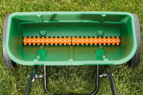 Scotts Turf Builder Classic Drop Spreader  32-Lb Capacity, Precision Lawn Fertilizer Application