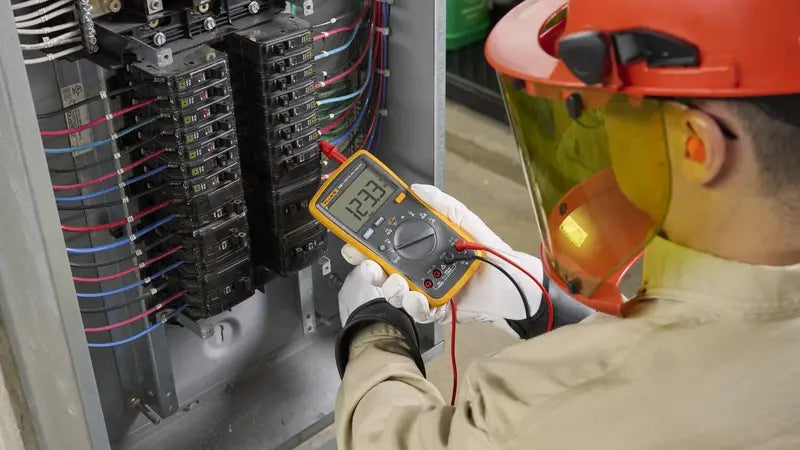 Fluke 15B+ Digital Multimeter, CAT III 600V, 1000V AC/DC, 10A Current, Voltage/Resistance/Continuity/Capacitance Tester