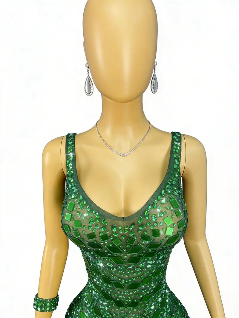 Emerald Green Sequin Mermaid Evening Dress with V-Neck, Open Back, and Floor-Length Cut