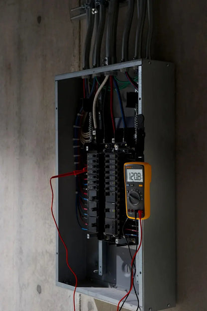 Fluke 15B+ Digital Multimeter, CAT III 600V, 1000V AC/DC, 10A Current, Voltage/Resistance/Continuity/Capacitance Tester