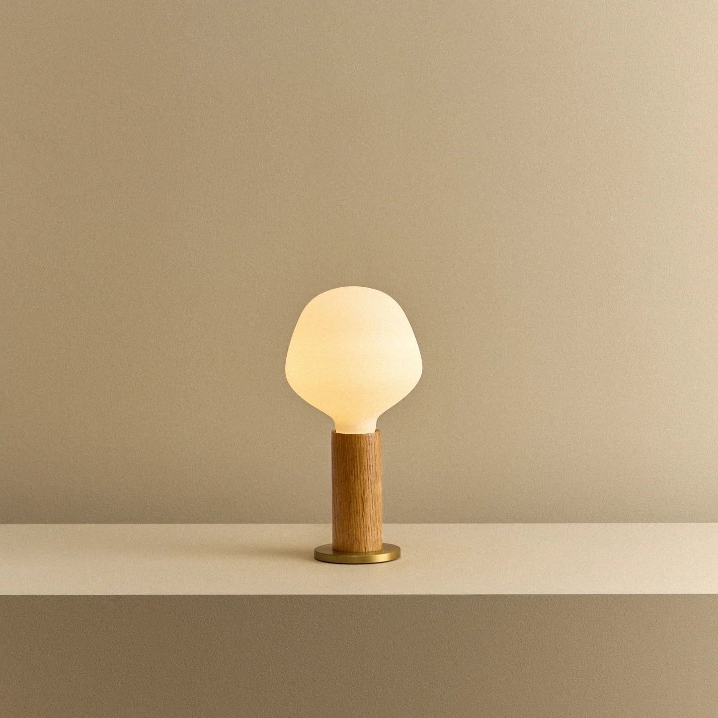 Knuckle Table Lamp in Oak + Enno